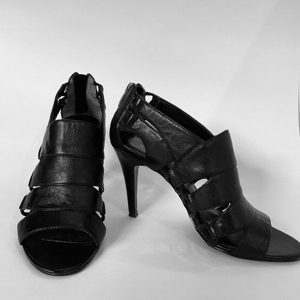 Nine West Zip Back Shoe. Size 7 1/2M. Black.